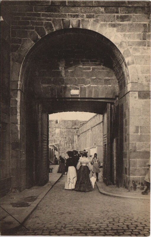 Carte postale ancienne Saint Malo Entree du Chateau à Saint-Malo