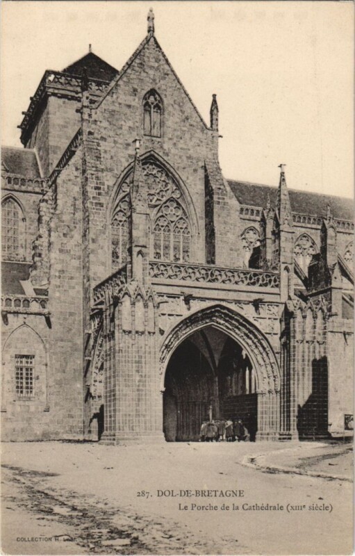 Carte postale ancienne Dol de Bretagne Le Porche de la Cathedrale à Dol-de-Bretagne