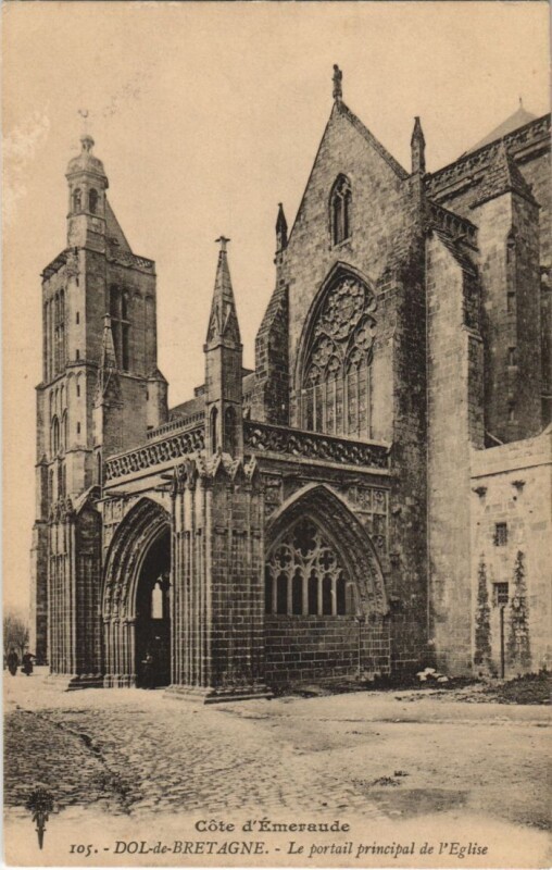Carte postale ancienne Dol de Bretagne Portail principal de l'Eglise à Dol-de-Bretagne