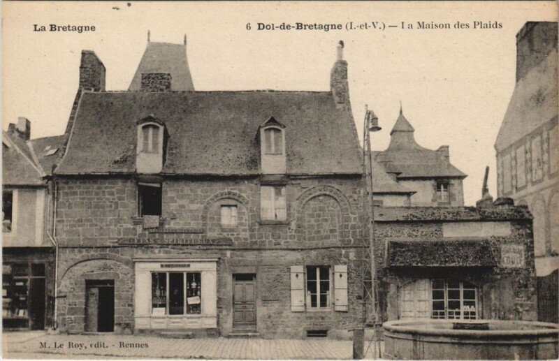 Carte postale ancienne Dol de Bretagne Maison des Plaids à Dol-de-Bretagne