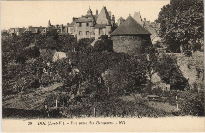 Carte postale ancienne Dol de Bretagne vue prise des Remparts à Dol-de-Bretagne