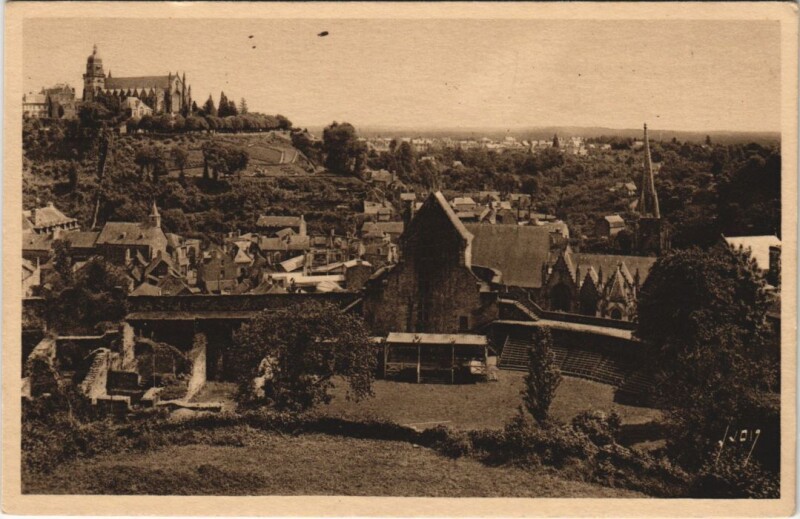 Carte postale ancienne Fougeres Cour interieure du chateau
