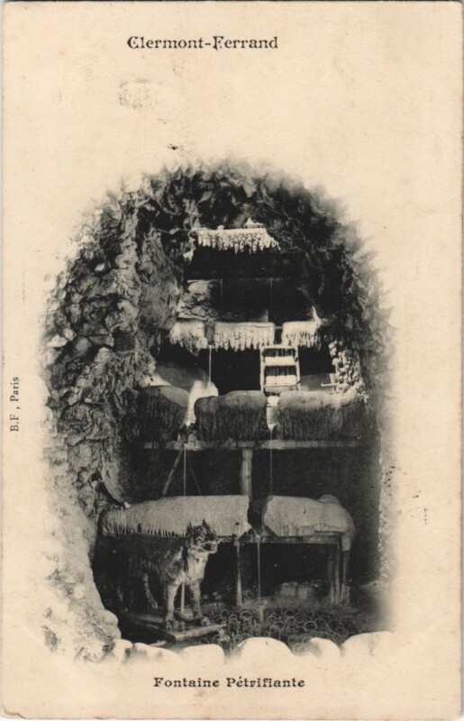 Carte postale ancienne Clermont Ferrand Fontaine Petrifiante à Clermont-Ferrand