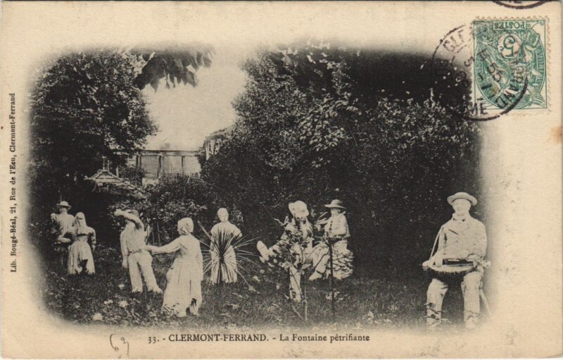 Carte postale ancienne Clermont Ferrand Fontaine Petrifiante à Clermont-Ferrand