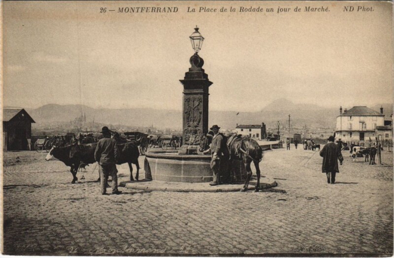 Carte postale ancienne Clermont Ferrand Place de la Rodade un juour de Marche à Clermont-Ferrand