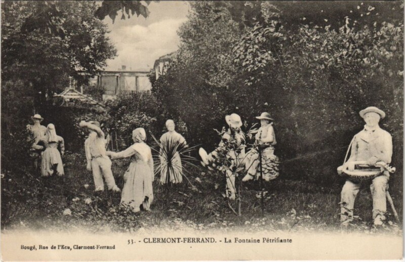 Carte postale ancienne Clermont Ferrand Fontaine Petrifiante à Clermont-Ferrand