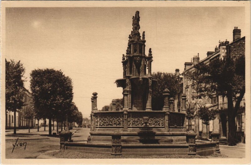 Carte postale ancienne Clermont Ferrand Fontaine d'Amboise à Clermont-Ferrand