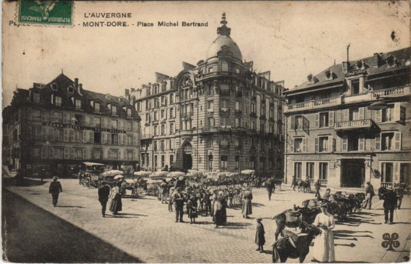 Carte postale ancienne Place Michel Bertrand à Mont-Dore