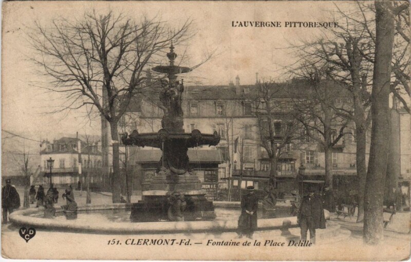 Carte postale ancienne Clermont Ferrand Fontaine de la Place Dellile à Clermont-Ferrand
