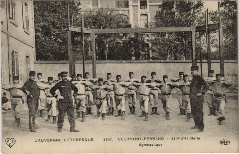 Carte postale ancienne Clermont Ferrand 53me d'artillerie Gymnastique à Clermont-Ferrand