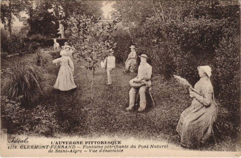 Carte postale ancienne Clermont Ferrand Fontaine Petrifiante à Clermont-Ferrand