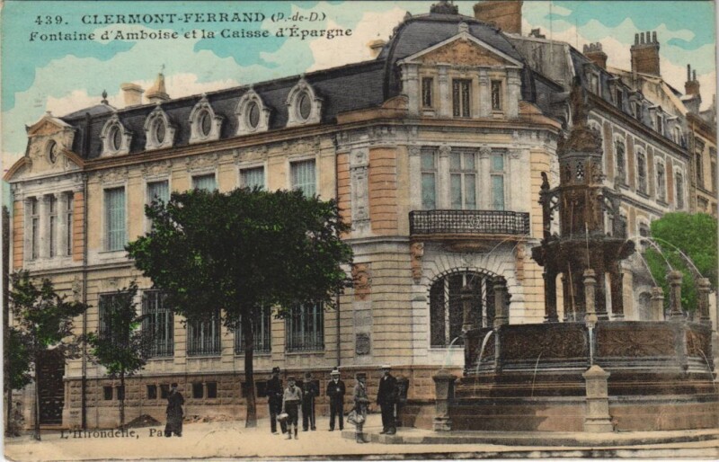 Carte postale ancienne Clermont Ferrand Fontaine d'Amboise ,Caissee d'Epargne à Clermont-Ferrand