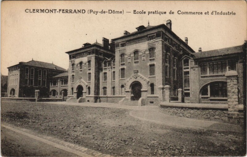 Carte postale ancienne Clermont Ferrand Ecole pratique de Commerce à Clermont-Ferrand