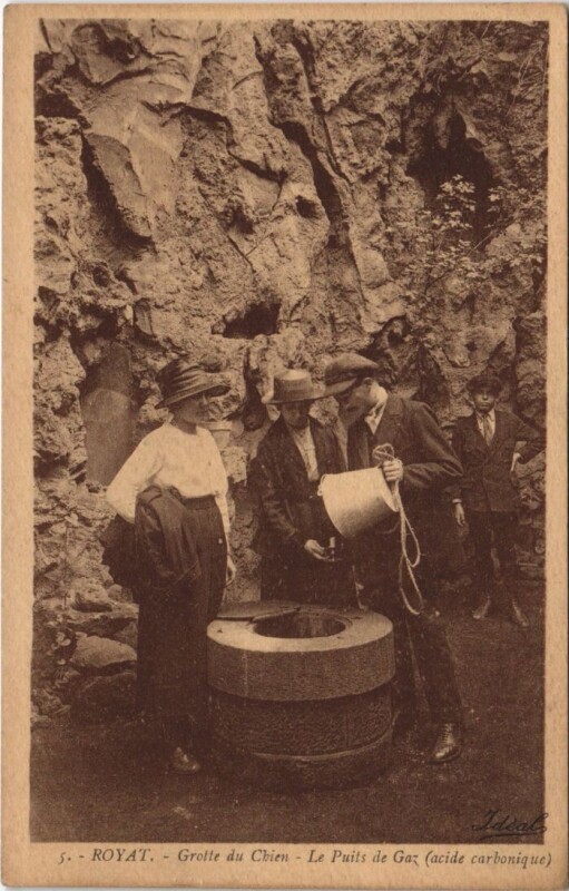 Carte postale ancienne Royat Grotte du Chien, Le Puits de Gaz à Royat