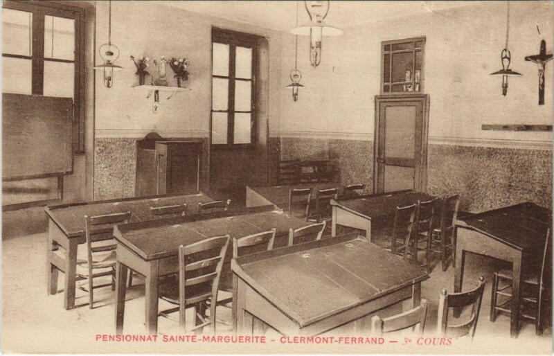 Carte postale ancienne Clermont Ferrand Pensionnat Sainte-Marguerite,3e cours à Clermont-Ferrand