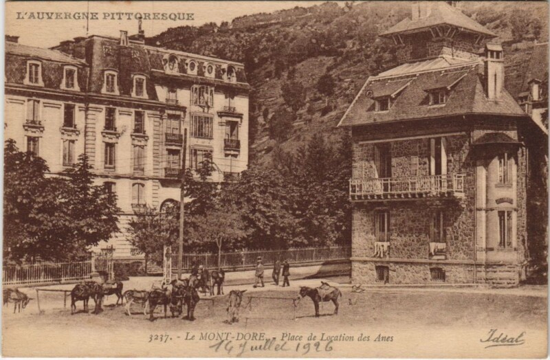 Carte postale ancienne Le Mont Dore Place de Location des Anes à Mont-Dore
