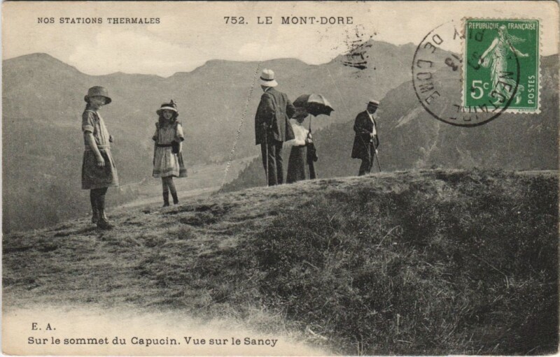 Carte postale ancienne Le Mont Dore Sur le sommet du Capucin à Mont-Dore