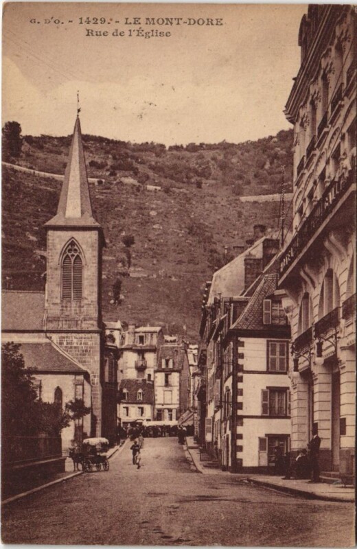 Carte postale ancienne Le Mont Dore Rue de l'Eglise à Mont-Dore