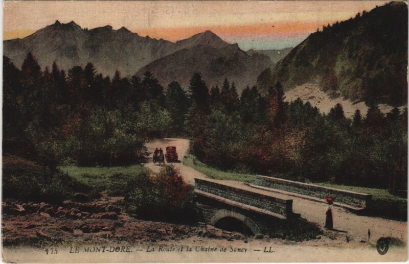 Carte postale ancienne Le Mont Dore Route et la Chaine de Sancy à Mont-Dore