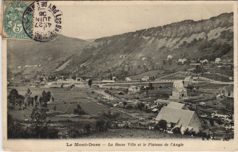 Carte postale ancienne Le Mont Dore La Basse Ville et le Plateau de l'Angle à Mont-Dore
