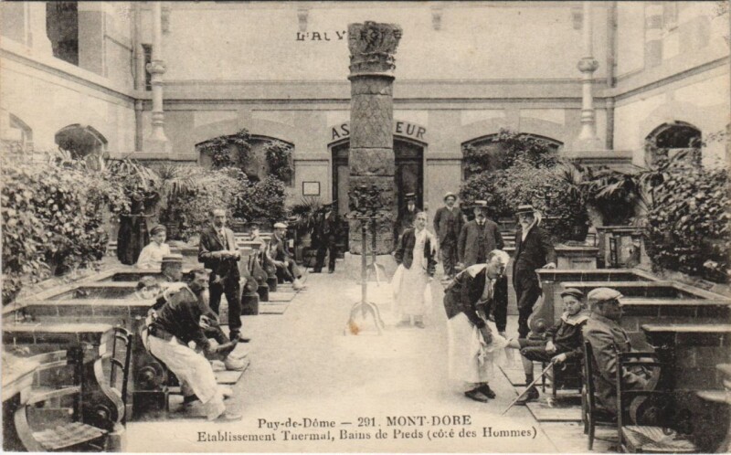 Carte postale ancienne Le Mont Dore Etablissement Thermal , Bains de Pied à Mont-Dore