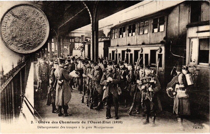 Carte postale ancienne Grève des Cheminots de l'Ouest-Etat - Débarquement des troupes à la gare Montparnasse à Paris 15e