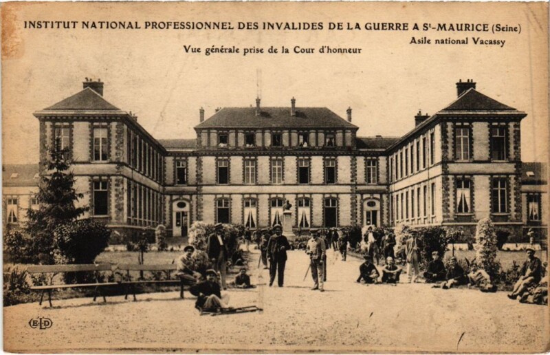 Carte postale ancienne St.Maurice Vue Generale prise de la Cour d'honneur France