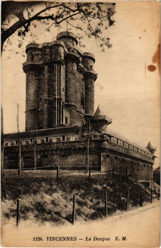 Carte postale ancienne Vincennes Le Donjon France à Vincennes