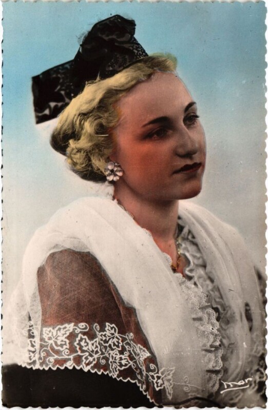 Carte postale ancienne Arlesienne - Femme - Type à Arles