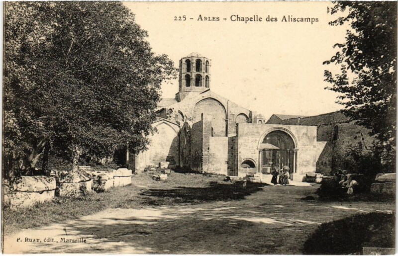 Carte postale ancienne Arles Chapelle des Alyscamps à Arles