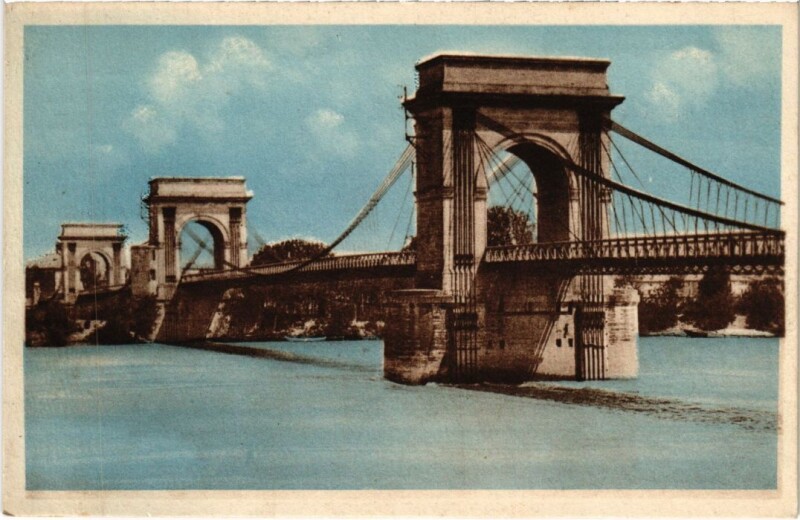 Carte postale ancienne Tarascon Le Pont Suspendu et le Rhone à Tarascon