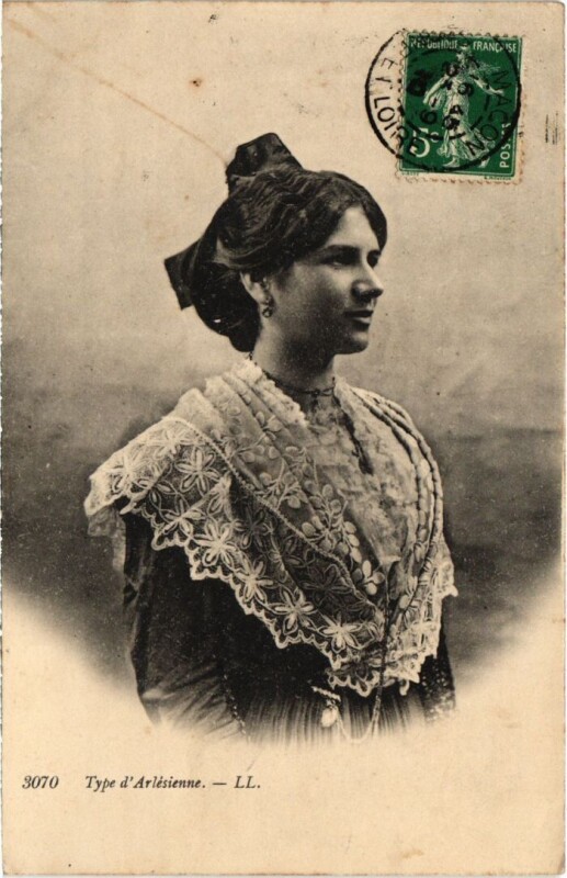 Carte postale ancienne Arles Type d'Arlesienne - Femme - Type à Arles