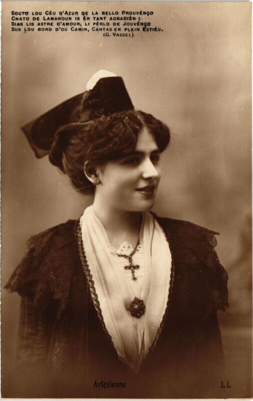 Carte postale ancienne Arles Arlesienne - Femme - Type à Arles