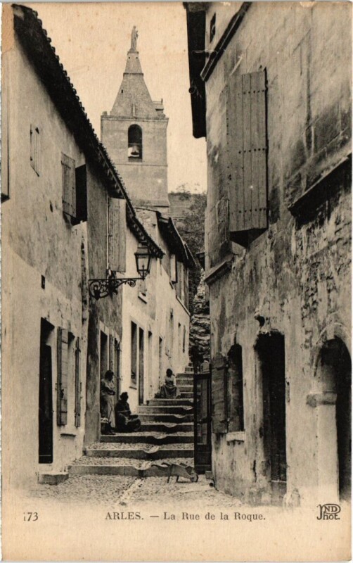 Carte postale ancienne Arles La Rue de la Roque à Arles