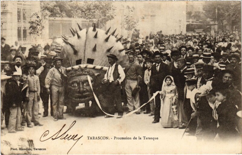 Carte postale ancienne Tarascon Procession de la Tarasque à Tarascon