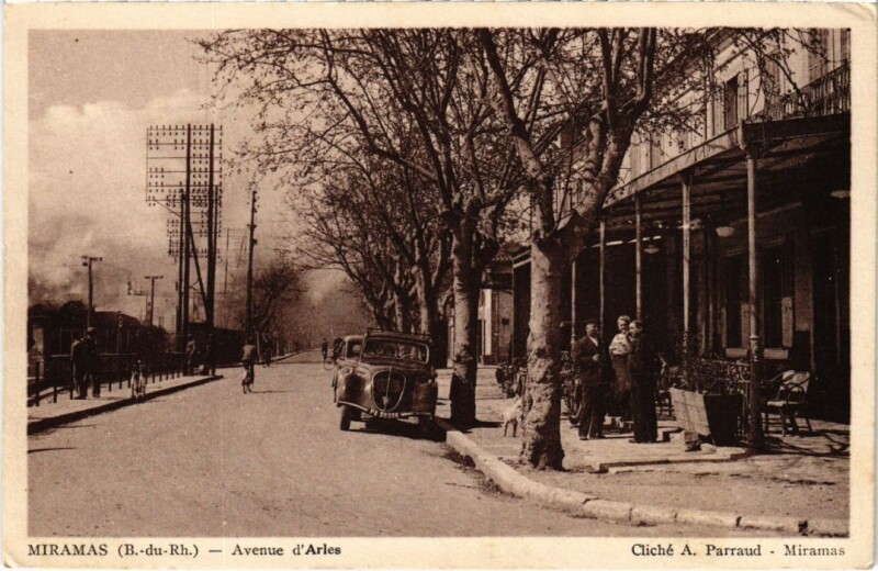 Carte postale ancienne Miramas Avenue d'Arles à Arles