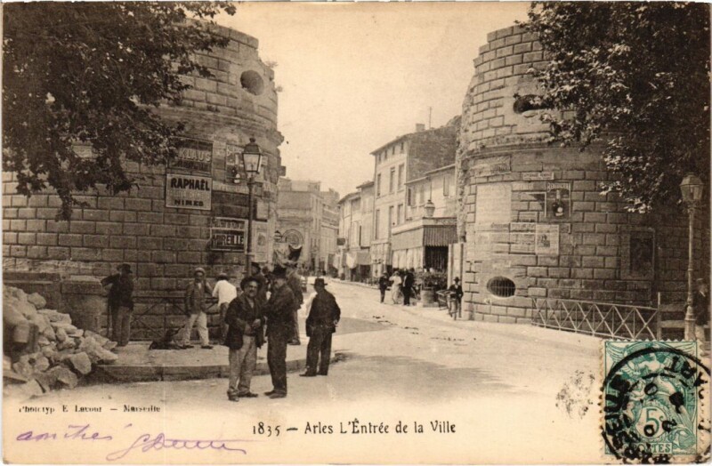 Carte postale ancienne Arles L'Entree de la Ville à Arles