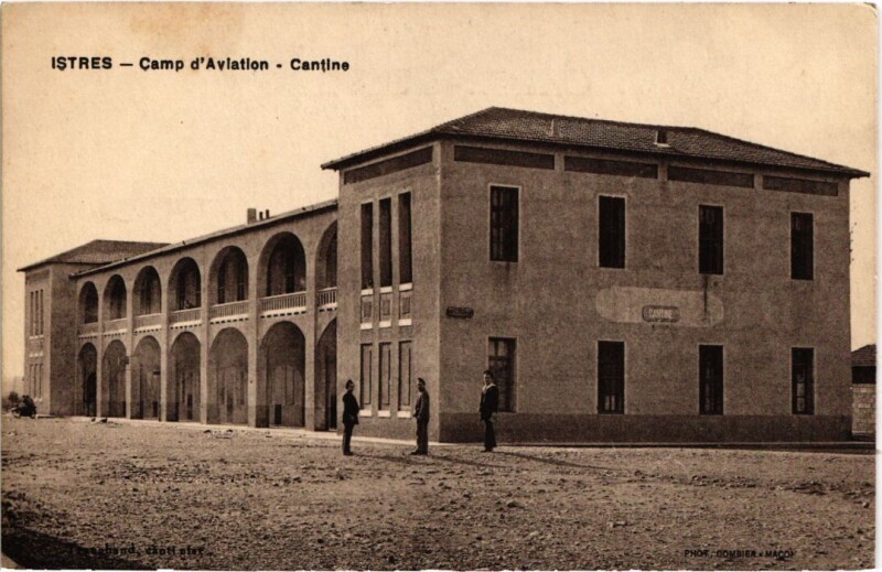 Carte postale ancienne Istres Camp d'Aviation - Cantine à Istres