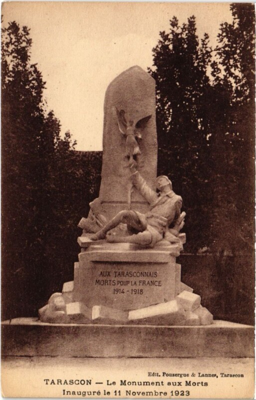 Carte postale ancienne Tarascon Le Monumnet aux Morts à Tarascon