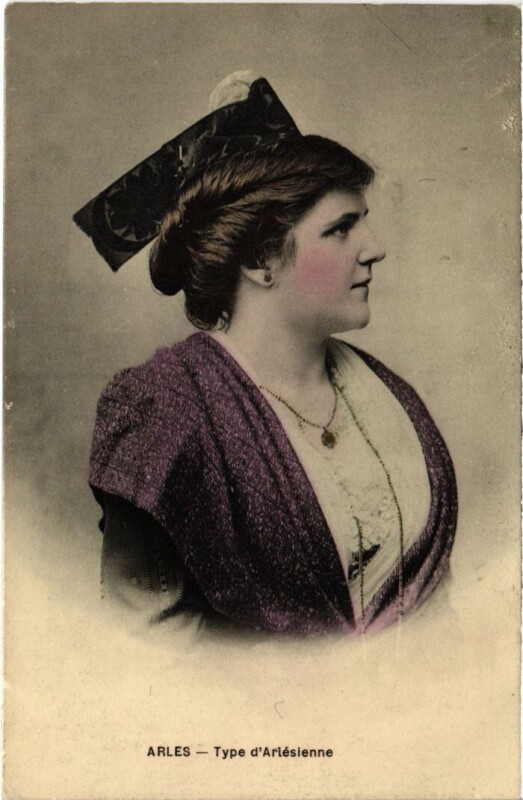 Carte postale ancienne Arles Type d'Arlesienne - Femme - Type à Arles