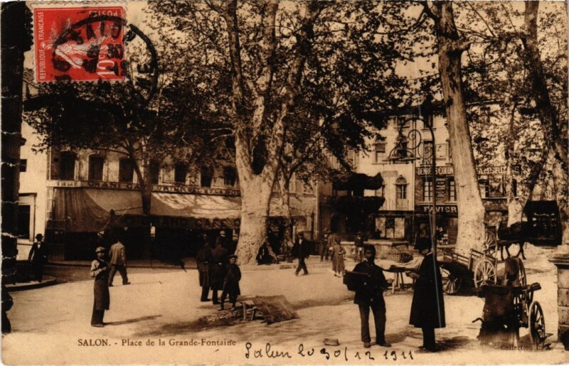 Carte postale ancienne Salon-de-Provence Place de la Grande Fontaine à Salon-de-Provence