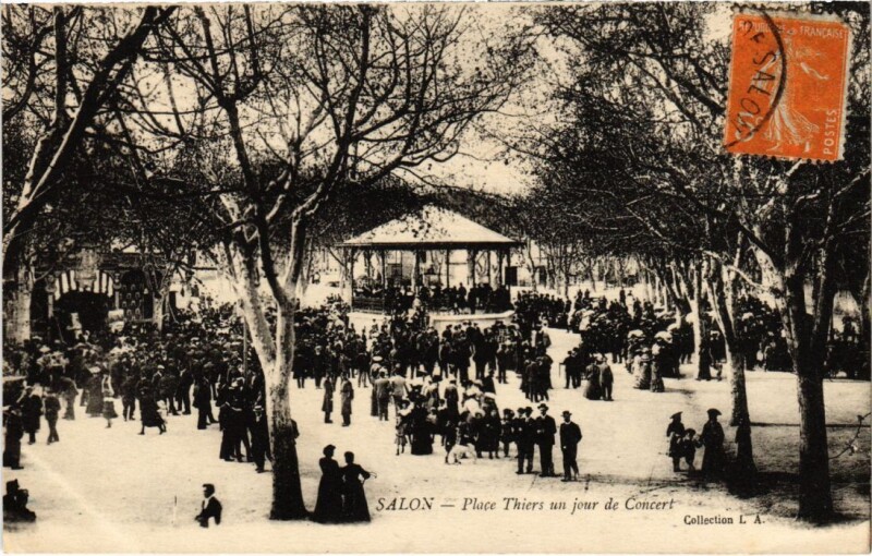 Carte postale ancienne Salon-de-Provence Place Thiers un Jour de Concert à Salon-de-Provence