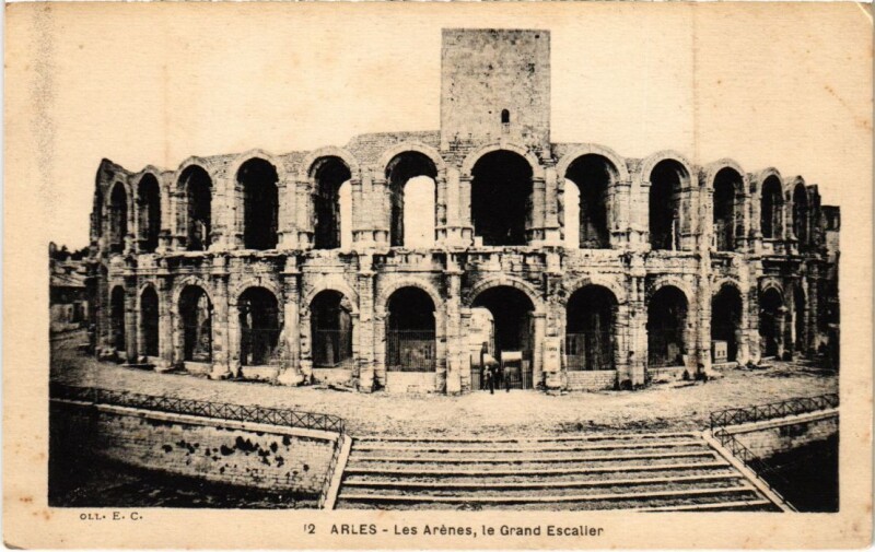 Carte postale ancienne Arles Les Arenes - Le Grand Escalier à Arles