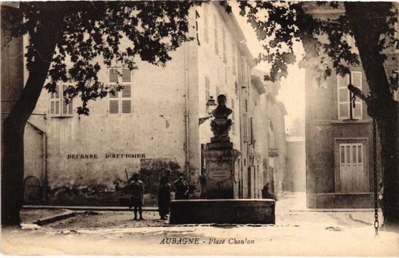 Carte postale ancienne Aubagne Place Chaulan à Aubagne
