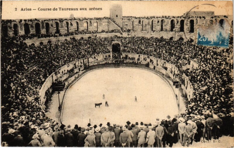 Carte postale ancienne Arles Course de Taureaux aux Arenes à Arles