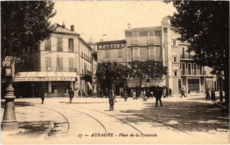 Carte postale ancienne Aubagne Place de la Pyramide à Aubagne