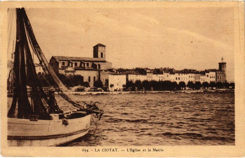 Carte postale ancienne La Ciotat L'Eglise et la Mairie à La Ciotat