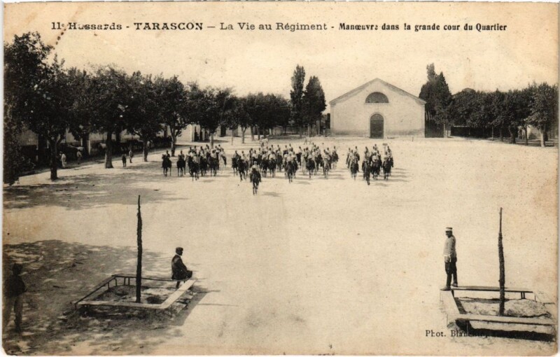 Carte postale ancienne Tarascon 11. Hussards - La Vie au Regiment à Tarascon
