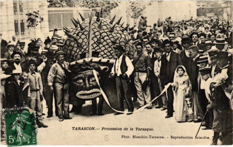 Carte postale ancienne Tarascon Procession de la Tarasque à Tarascon