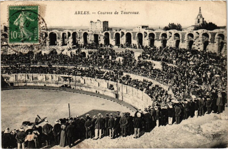Carte postale ancienne Arles Courses de Taureaux à Arles